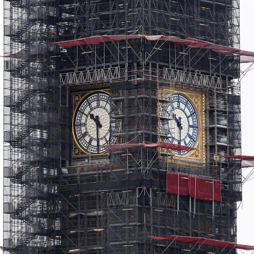 @LONDON | TAG #THISISLONDONさんのインスタグラム写真 - (@LONDON | TAG #THISISLONDONInstagram)「@UKParliament has released an image of the newly restored and revealed North clock dial on the #ElizabethTower - otherwise known as #BigBen, you can see for the first time the real tangible difference being made by the restoration works. 😍 The old clock dials look quite tired now, when compared side-by-side with the new North dial. The other notable difference is the return to BLUE hands and numbers. Not black! 😱 This was actually the original decorative scheme but unless you were alive before 1930 you won’t have ever seen it in this scheme. Fun fact. We’re all excited to see some progress though! Are you?! 👇🏼👇🏼👇🏼 // #thisislondon #london #westminster #visitparliament #housesofparliament // 📸 © @ukparliament / Mark Duffy」3月27日 18時52分 - london