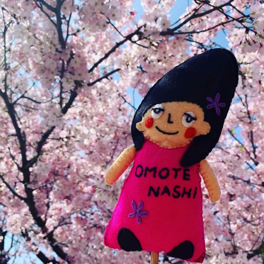 皇居ランナビのインスタグラム：「おもてなし子ちゃんとお花見。  国立劇場の桜、午前見た時と午後見た時の咲き具合が明らかに違うっ！！！ こちらの桜は満開でした🌸  今日は暖かくて気持ちの良いお花見日和でした😊  #皇居ランナビ #皇居ラン #ミズノで皇居ラン #ミズノで女子ラン #ランニング女子 #ランニング #ハシリマスタグラム #ランナ#workout #instagood #run #jog #fitness #tokyo #imperialpalace #japan #走るひと #走る人 #followme #おもてなし #おもてなしランナー #running #runningday #jogging #marathontraining #お花見#国立劇場」