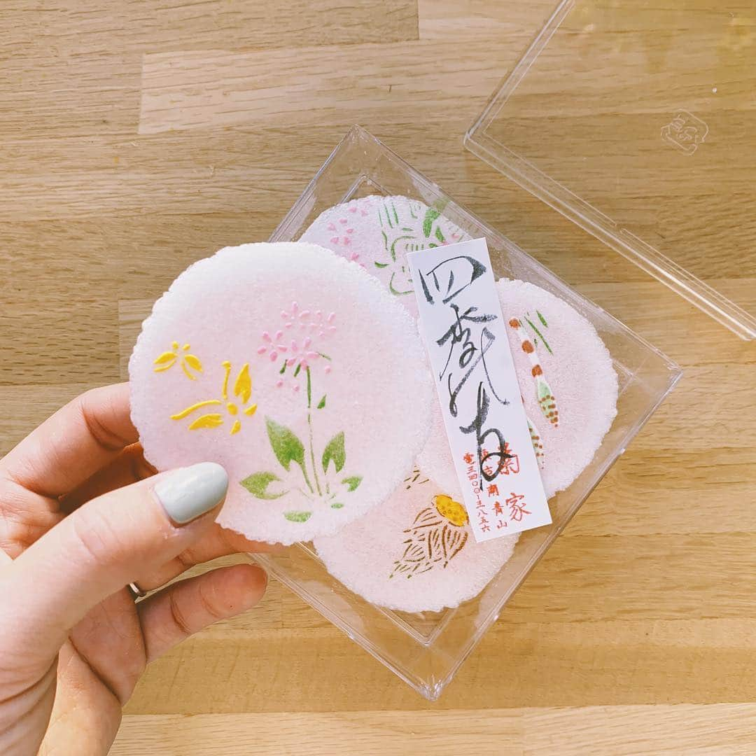 佐々木茜さんのインスタグラム写真 - (佐々木茜Instagram)「. . 花粉症ひどすぎて お砂糖控える生活をはじめました、 いつも信じられないくらい摂取しているから 効果が出るか楽しみだな🧐 あくまで控える、なので 朝のお茶時間とお昼の後のひとくち、はやめれません🐜 . 🍏一番館 👻💕 @monster_daydream 💐菊家 . . 花粉症は宿敵ですがお花は大好き、 かわいいカーネーション出来上がりました @madder_madder 見てね🌹🌹🌹」3月27日 18時59分 - akane_madder2