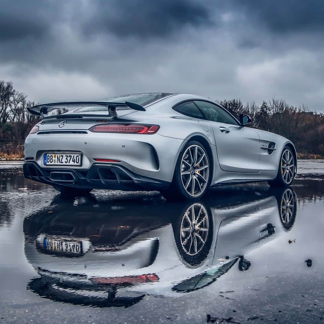 Mercedes AMGさんのインスタグラム写真 - (Mercedes AMGInstagram)「[Mercedes-AMG GT R | Fuel consumption combined: 12.4 l/100km | CO2 emissions combined: 284 g/km]  Razor sharp lines stand out in a world full of rough edges.  Photos: @BasFransenPhotography for #MBsocialcar  #MercedesAMG #DrivingPerformance #GTR」3月27日 19時00分 - mercedesamg