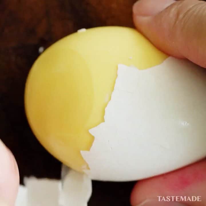 のインスタグラム：「【びゅんびゅん回して🌀】逆転卵の作り方⁣⠀ ⁣⠀ スマホアプリはレシピを簡単に探せるよ📲⠀⁣⠀ ダウンロードはプロフィールのURLをクリック👆⠀⁣⠀ ⁣⠀ ■材料⁣⠀ * 卵　1個⁣⠀ * 中華麺　1玉⁣⠀ * チャーシュー　適量⁣⠀ * もやし　適量⁣⠀ * きくらげ　適量⁣⠀ * ナルト　適量⁣⠀ * 小口ネギ　適量⁣⠀ * 海苔　適量⁣⠀ ⁣⠀ ■手順⁣⠀ 1. 卵をストッキングに入れてきつく結ぶ。⁣⠀ 2. 両端を持って勢いよく回転させる。⁣⠀ 3. 水音がしてきたらストッキングから取り出して回しながら10分間茹でて氷水で冷やす。⁣⠀ 4. 殻を剥いて輪切りにしてラーメンの上に飾ったら完成。⁣⠀ ⁣⠀ #food #foodie #cooking #recipe #tastemade #japan #japanese #japanesefood #egg #ramen #insideoutegg⁣⠀ ⠀⠀⁣⠀ #料理 #クッキング #レシピ #おうちご飯 #おうちごはん #おうちカフェ #ランチ #お昼ごはん #夜ごはん #ディナー #卵 #ラーメン #逆転卵⁣⠀」