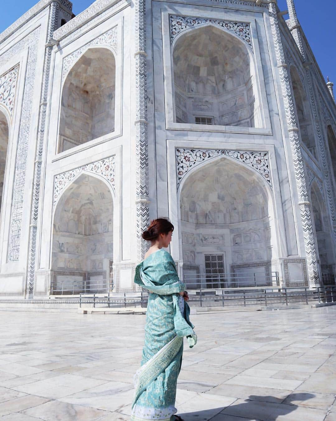のインスタグラム：「こんばんは😊 タージマハルのお写真は 「#タビジョ」とあわせて 「#tabijyomap_TajMahal」でお待ちしてます🇮🇳 本日はこちら💕 ＊＊＊＊＊＊ 📸@mag0728さん 🚩インド・アグラ「タージマハル」 🎙ご本人コメント 来てみたかった場所。 サリーを来てタージマハル。 ・ サリーは、 レンタル店に着たい色が残ってなくて、 残ってるのは地味めな色ばかり💦 その中から渋々選んだ色😑 ・ ですが、一緒のツアーの方と 撮り合いっこして 素敵に撮ってくれました☺️ ＊＊＊＊＊＊ サリーの色とタージマハルのコントラストが素敵です💕 ステキなお写真ありがとうございます✨ ＊＊＊＊＊＊ 【「#タビジョラン」NEWイベント 2019年4月20日(土)参加者募集中👭】 「一生に一度はホノルルマラソンに出てみたい」 と思ったことありませんか？ 今回のイベントの舞台は、海沿いランで ハワイ気分を味わえる「横浜」✨ そしてゴールは、ハワイイベントの会場⁉️ 「初心者」「お1人参加」大歓迎！ ご参加おまちしてます😊 ※詳細は、アカウント🔝のURLから、チェックしてください😊 @tabi_jyo ＊＊＊＊＊＊ [今週のタビジョツアー人気ランキング💁‍♀️］ 3位 <初のBEST3入り！> 「タビジョモロッコツアー9日間ツアー」19.98万円～ 都心からアクセス便利な羽田発着✈️ 青い街シャウエンと3大世界遺産を巡る😆 各都市では自由に散策できるフリータイム！ 2位 <BEST3に返り咲きの2位！> 「タビジョベトナム周遊6日間ツアー」7.48万円～ →ベトナム(ホーチミン・ダナン・ホイアン)の いいとこどり女子旅ツアー💁‍♀️ ホイアン3大名物料理の夕食など嬉しい食事7回付✨ 1位 <ついに1位！> 「タビジョはじめて奄美大島3/4日間ツアー」2.58万円～ →滞在中レンタカー乗り放題🚗8月出発まで料金発表✨ ※詳細は、アカウント🔝のURLから、チェックしてください😊 @tabi_jyo ＊＊＊＊＊＊ #タビジョ #タビジョと繋がりたい #tabijyomap_TajMahal #tabijyomap_india」
