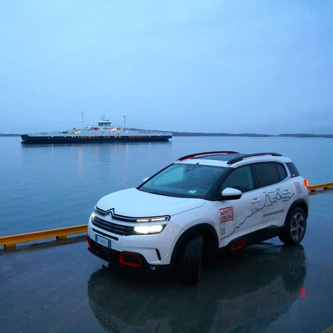 Citroënさんのインスタグラム写真 - (CitroënInstagram)「Remembering the White Cruise and how easy it was to take the road thanks to Grip Control with Hill Descent Assist in New Citroën C5 Aircross SUV #ComfortClassSUV #InspiredByYou #Roadtrip 📸 @TostAgency」3月27日 19時04分 - citroen