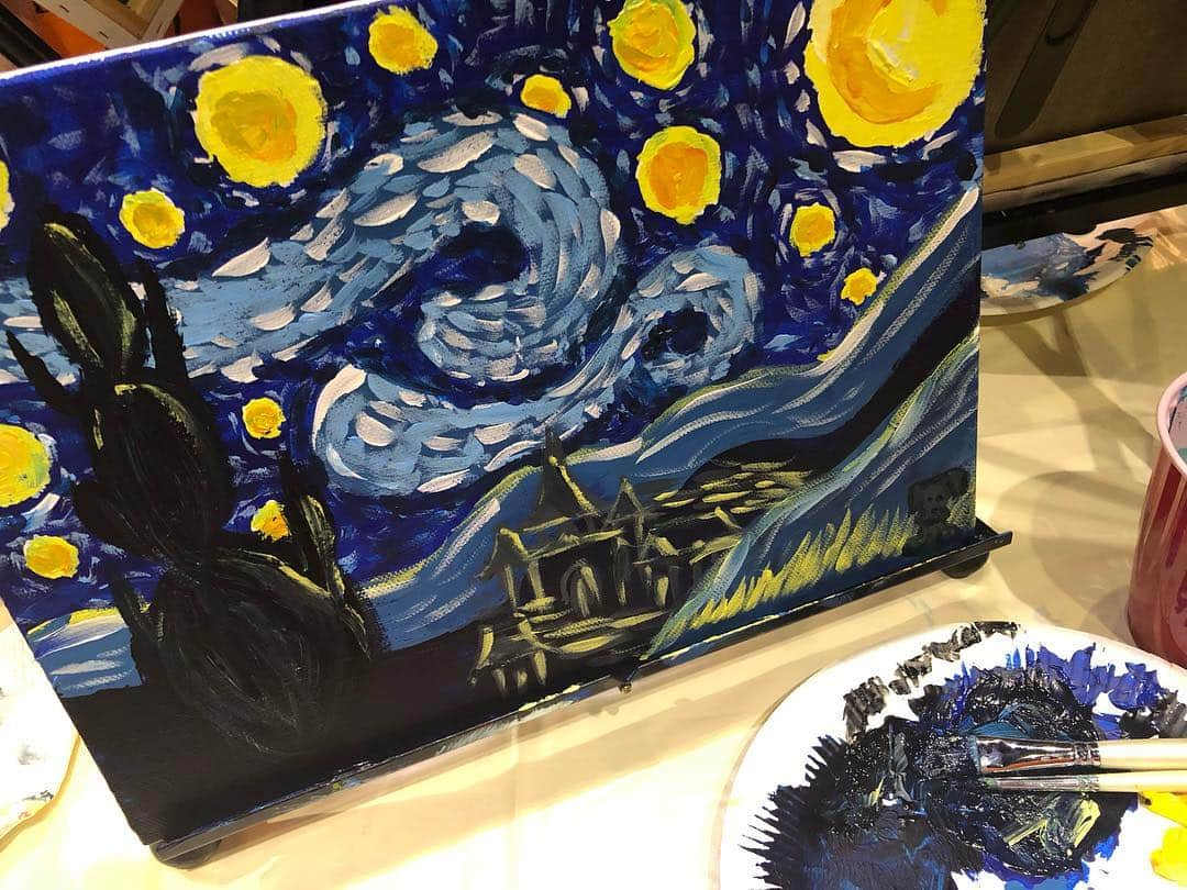 那須愛里さんのインスタグラム写真 - (那須愛里Instagram)「〝Painty🎨🥂〟﻿ BARで絵を描くイベント、﻿ Paintyに参加してきました﻿ ﻿ ﻿ ゴッホの星月夜を真似て描きました🌃🌝﻿ ﻿ 先生が描き方をわかりやすく﻿ 説明してくれるから﻿ 素人でも素敵に絵がかけました✌🏻👨🏻﻿ ﻿ ずっと行きたかったから、﻿ やっと行けて絵も久しぶりにかけて嬉しかったな♬｡.﻿ ありがとうございます﻿ ﻿ #Painty #ペインティ﻿ #絵を描くイベント﻿ #お酒を飲みながら絵を描く﻿ #ゴッホ #星月夜」3月27日 19時07分 - aaairixoxo