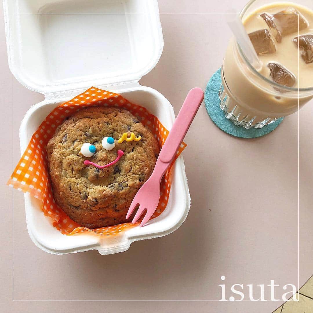 のインスタグラム：「. 韓国・ソウルにあるカフェ「 CAFE SKÖN」をご紹介♡ . かわいい顔が描かれたクッキーや、黄色い包装紙に包まれたレモンケーキが楽しめるお店です♩ . まるでおもちゃみたいな食器やお菓子たちがとっても魅力的なんです♡ . 店内はどこを切り取ってもおしゃれな空間なので、つい写真を撮りたくなってしまうはずですよ！ . ぜひ韓国を訪れる際には、行ってみてくださいね！ _____ CAFE SKÖN open：10：00～22：00 access：ソウル特別市 麻浦区 延南洞 239-4, 2F _____ photo by @97yume @sssaaawa__ @minori_korea . #isuta #isutapic #isutacafe #イスタ #cafeskon #韓国カフェ」