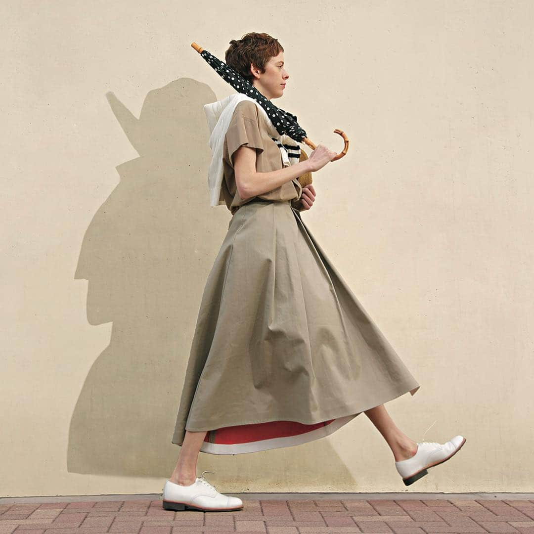 CLUÉLmagazineさんのインスタグラム写真 - (CLUÉLmagazineInstagram)「Traditional Weatherwear -find a new classic !!- 最新号《トラディショナル ウェザーウェア》 @traditionalweatherwear  の特集から、今シーズン初登場となるライン「ストームシール」に注目。 伝統的なデザインとモダンな高機能素材をミックスさせた新しいクラシックを、春の着こなしに取り入れてみて。 . . . What is STORMSEAL? 伝統的なゴム引きコートのディテールをなぞりながらも、ブランドらしいカラフ ルな色合いで生まれ変わらせた高機能コート「ストームシール」が登場。高度な透湿防水、防風機能を備えた3層構造の特別なマテリアル。まるでゴム引きコートのゴムテープのようなカラフルなサテンテープにも注目。 . . . PHOTO1　COAT>>【STORMSEAL】BF CHRYSTON RAGLAN　¥56,000 + tax  PHOTO2　SKIRT>>【STORMSEAL】GATHERED VOLUME LONG SKIRT　¥36,000 + tax  @traditionalweatherwear . . . #TWW #traditionalweatherwear #トラディショナルウェザーウェア #STORMSEAL #ストームシール #CLUEL #クルーエル」3月27日 19時13分 - cluelmagazine