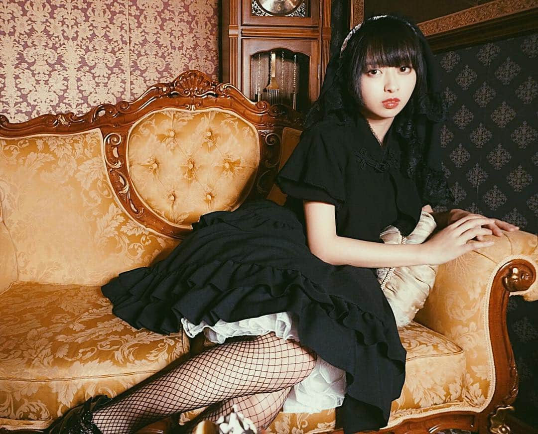 三嵜みさとさんのインスタグラム写真 - (三嵜みさとInstagram)「🦹‍♀️ #fashion #gothic #lolita #ゴスロリ #miiramisato #木乃伊みさと」3月27日 19時16分 - miiramisato