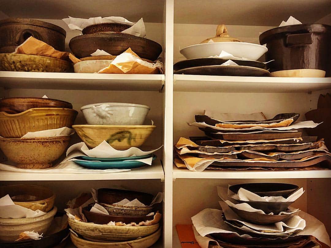 松井美緒さんのインスタグラム写真 - (松井美緒Instagram)「. . 食器棚。 . . 母が陶芸で作ってくれた器と 作家さんの作品。 . . どんな手抜き料理でも華やかにしてくれる大切な器です。 . . 器も生きています。 . . いつもありがとう😊 . . . #器 #器好き #mio🍳cook #食卓に笑いあり」3月27日 19時17分 - mio.matsui