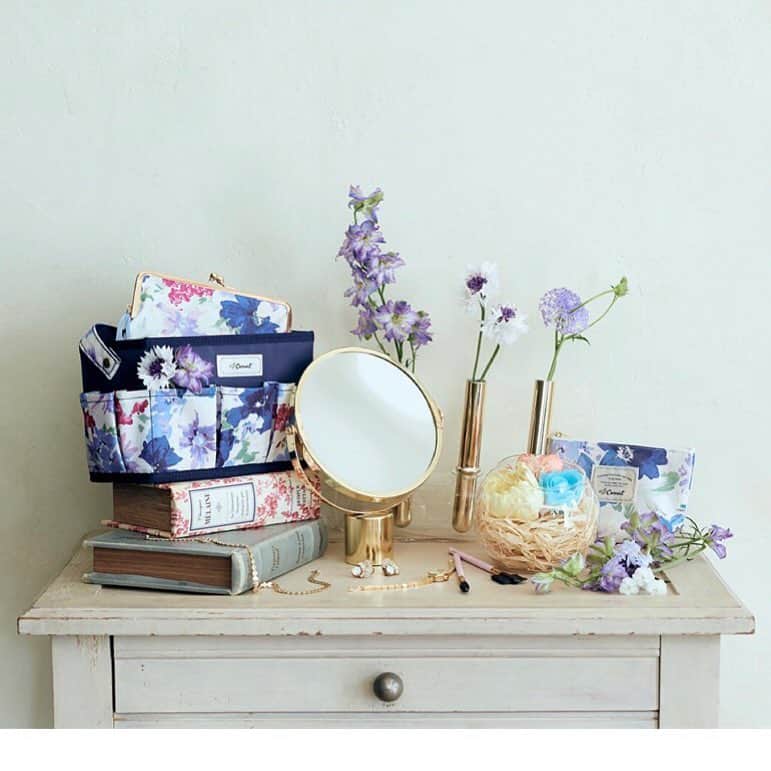 のインスタグラム：「【Life in Bloom】をテーマにしたボタニカル柄のコレクションが登場💐 . コスメバスケットやポーチなど、 新生活に彩りを添えてくれるアイテムが揃います😊 . . 花に囲まれた生活で豊かな毎日を過ごして✨ . . . お買い物はプロフィールのリンクからどうぞ💕 @cocoonist_official . . . #Cocoonist #コクーニスト #LifeInBloom #新作アイテム #ボタニカル柄 #ボタニカルフラワー #コスメバスケット #コスメボックス #コスメ収納 #ドレッサー周り #ポーチ #コスメポーチ #ティッシュポーチ  #花に囲まれた生活 # 花のある暮らし #香りのある暮らし #インテリア雑貨 #インテリア小物 #ディフューザー #フレグランスフラワー #アロマオイル #新生活 #新生活準備 #大人フェミニン #大人可愛い」