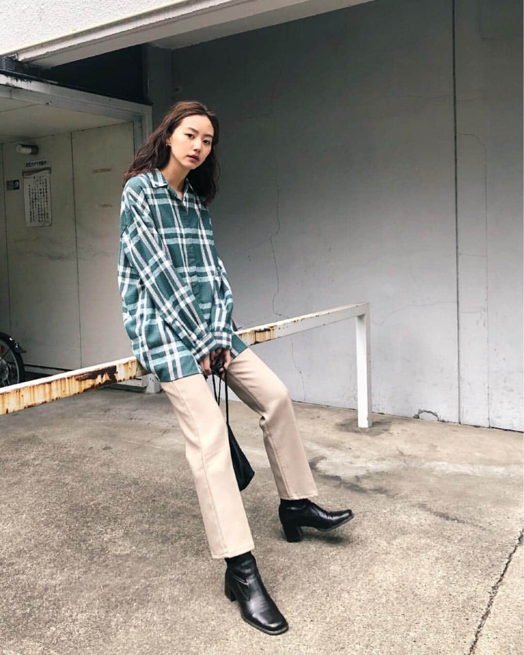 Shiho Sasakiのインスタグラム：「こういうゆるいシルエット大好物🤤 スラブのような古着ぽい風合いが着心地も抜群です✨ チェック柄だけど、2配色だからシンプルで大人ぽく着れます💎 #MOUSSY#MOUSSYSNAP」