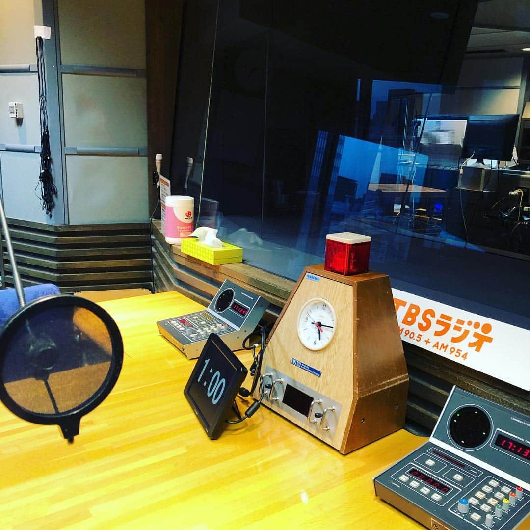 阿部洋子さんのインスタグラム写真 - (阿部洋子Instagram)「📻 お久しぶりに、 TBSラジオで番組担当します！  先日、初回の収録があり、 スタジオで パーソナリティの向かい側に座って お話を聞いていたら…  あたす、思わず涙してしまいました。  そのお話、カットされずに使われるといいな。 毎週土曜朝0530からOA！ 🎶 #新番組  #菊池亜希子 さん #tbsラジオ  #土曜日  #0530  #bestyle」3月27日 19時24分 - hirocoring