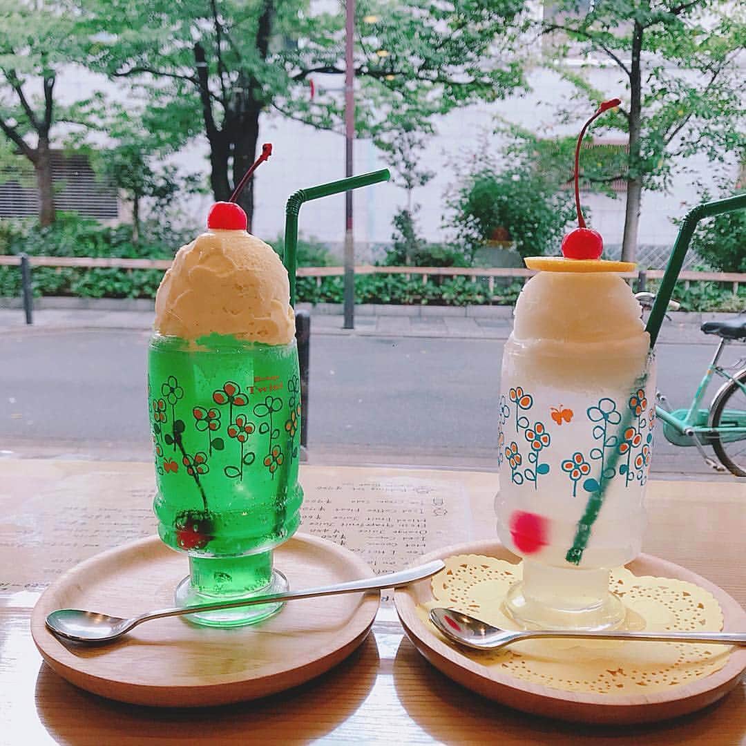 isutaさんのインスタグラム写真 - (isutaInstagram)「. 京都・河原町にあるカフェ「 やまもと喫茶」をご紹介♡ . ふわふわのたまごサンドや爽やかな見た目に惹かれるクリームソーダが人気の喫茶店です。 . レトロな雰囲気に癒されつつ、昔懐かしいこだわりのフードやドリンクが楽しめますよ♩ . 春には、店内から白川の桜を眺めることもできるんだそう！ . ぜひ遊びに行ってみてください❤︎ _____ やまもと喫茶 open：7:00～17:00 (L.O.16:30) close：火曜日 access：京都府京都市東山区白川北通東大路西入ル石橋町307-2 _____ photo by @saachiin @yeee.na . #isuta #isutapic #isutacafe #イスタ #やまもと喫茶 #京都カフェ」3月27日 19時24分 - isuta_jp