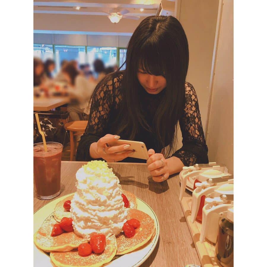 中岡龍子さんのインスタグラム写真 - (中岡龍子Instagram)「.A famous pancake shop🥞❤︎ ご飯屋さんとか並びたくないタイプなので 空いててこの前やっと初めて行きました😂 #eggsnthings」3月27日 19時25分 - ryoko1792