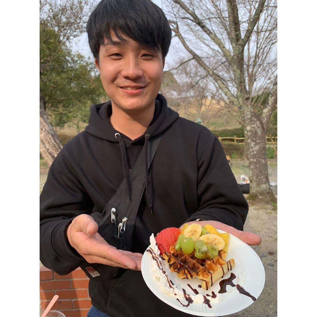 空木マイカさんのインスタグラム写真 - (空木マイカInstagram)「本日のハレソラロケはBBQ❤️よく食べ、よく喋り、よく笑いました〜😆そして、グッズが可愛すぎて、ワッフルが美味しすぎてそのまま買って帰りそうになりました。ぜひGWの参考に😆✋ ･ 最後の4枚は私のワッフルデコレーションのセンスを笑ったスタッフ達のワッフルデコレーションをどうぞ😏世代の色が出てますぞーー！（笑） ･ 現在はひまわりネットワークではボルダリングの回、キャッチ、キャットチャンネルでは城ヶ山登山の回をOA中です！見てね〜😁💕 #ハレソラ #ひまわりネットワーク #キャッチ #キャットチャンネル #空木マイカ」3月27日 19時28分 - maika_utsugi