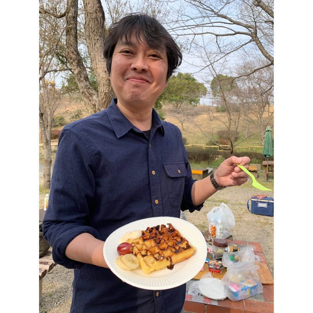 空木マイカさんのインスタグラム写真 - (空木マイカInstagram)「本日のハレソラロケはBBQ❤️よく食べ、よく喋り、よく笑いました〜😆そして、グッズが可愛すぎて、ワッフルが美味しすぎてそのまま買って帰りそうになりました。ぜひGWの参考に😆✋ ･ 最後の4枚は私のワッフルデコレーションのセンスを笑ったスタッフ達のワッフルデコレーションをどうぞ😏世代の色が出てますぞーー！（笑） ･ 現在はひまわりネットワークではボルダリングの回、キャッチ、キャットチャンネルでは城ヶ山登山の回をOA中です！見てね〜😁💕 #ハレソラ #ひまわりネットワーク #キャッチ #キャットチャンネル #空木マイカ」3月27日 19時28分 - maika_utsugi