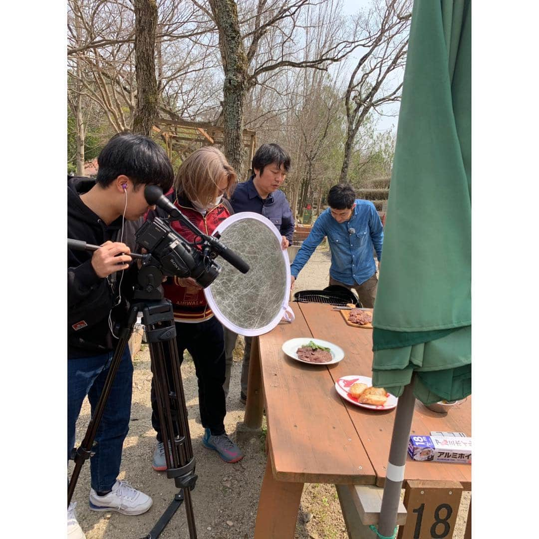 空木マイカさんのインスタグラム写真 - (空木マイカInstagram)「本日のハレソラロケはBBQ❤️よく食べ、よく喋り、よく笑いました〜😆そして、グッズが可愛すぎて、ワッフルが美味しすぎてそのまま買って帰りそうになりました。ぜひGWの参考に😆✋ ･ 最後の4枚は私のワッフルデコレーションのセンスを笑ったスタッフ達のワッフルデコレーションをどうぞ😏世代の色が出てますぞーー！（笑） ･ 現在はひまわりネットワークではボルダリングの回、キャッチ、キャットチャンネルでは城ヶ山登山の回をOA中です！見てね〜😁💕 #ハレソラ #ひまわりネットワーク #キャッチ #キャットチャンネル #空木マイカ」3月27日 19時28分 - maika_utsugi