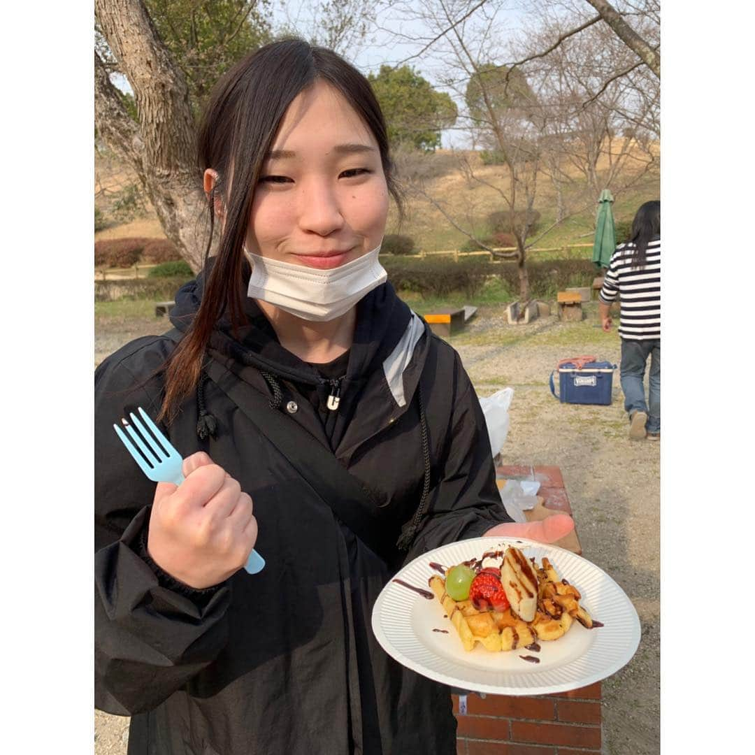 空木マイカさんのインスタグラム写真 - (空木マイカInstagram)「本日のハレソラロケはBBQ❤️よく食べ、よく喋り、よく笑いました〜😆そして、グッズが可愛すぎて、ワッフルが美味しすぎてそのまま買って帰りそうになりました。ぜひGWの参考に😆✋ ･ 最後の4枚は私のワッフルデコレーションのセンスを笑ったスタッフ達のワッフルデコレーションをどうぞ😏世代の色が出てますぞーー！（笑） ･ 現在はひまわりネットワークではボルダリングの回、キャッチ、キャットチャンネルでは城ヶ山登山の回をOA中です！見てね〜😁💕 #ハレソラ #ひまわりネットワーク #キャッチ #キャットチャンネル #空木マイカ」3月27日 19時28分 - maika_utsugi