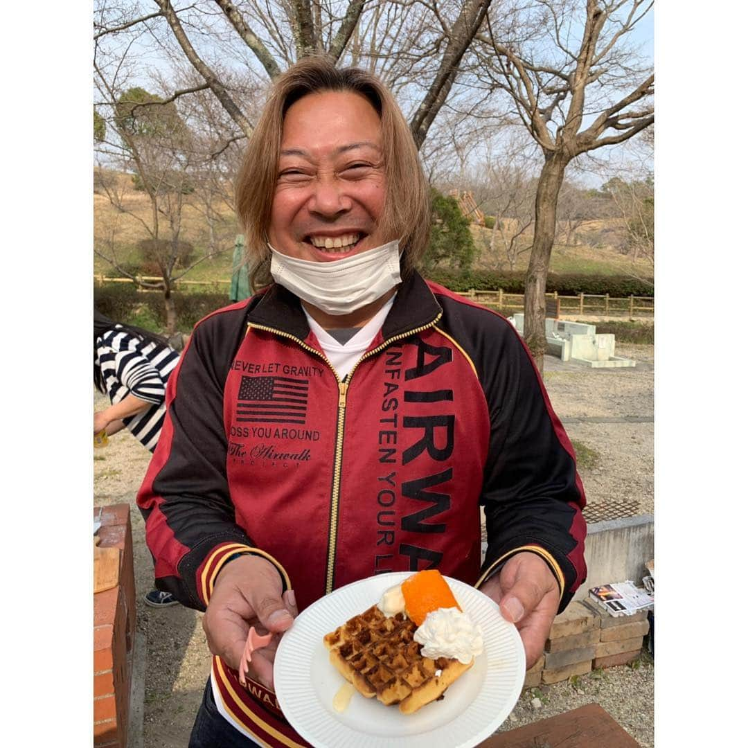 空木マイカさんのインスタグラム写真 - (空木マイカInstagram)「本日のハレソラロケはBBQ❤️よく食べ、よく喋り、よく笑いました〜😆そして、グッズが可愛すぎて、ワッフルが美味しすぎてそのまま買って帰りそうになりました。ぜひGWの参考に😆✋ ･ 最後の4枚は私のワッフルデコレーションのセンスを笑ったスタッフ達のワッフルデコレーションをどうぞ😏世代の色が出てますぞーー！（笑） ･ 現在はひまわりネットワークではボルダリングの回、キャッチ、キャットチャンネルでは城ヶ山登山の回をOA中です！見てね〜😁💕 #ハレソラ #ひまわりネットワーク #キャッチ #キャットチャンネル #空木マイカ」3月27日 19時28分 - maika_utsugi