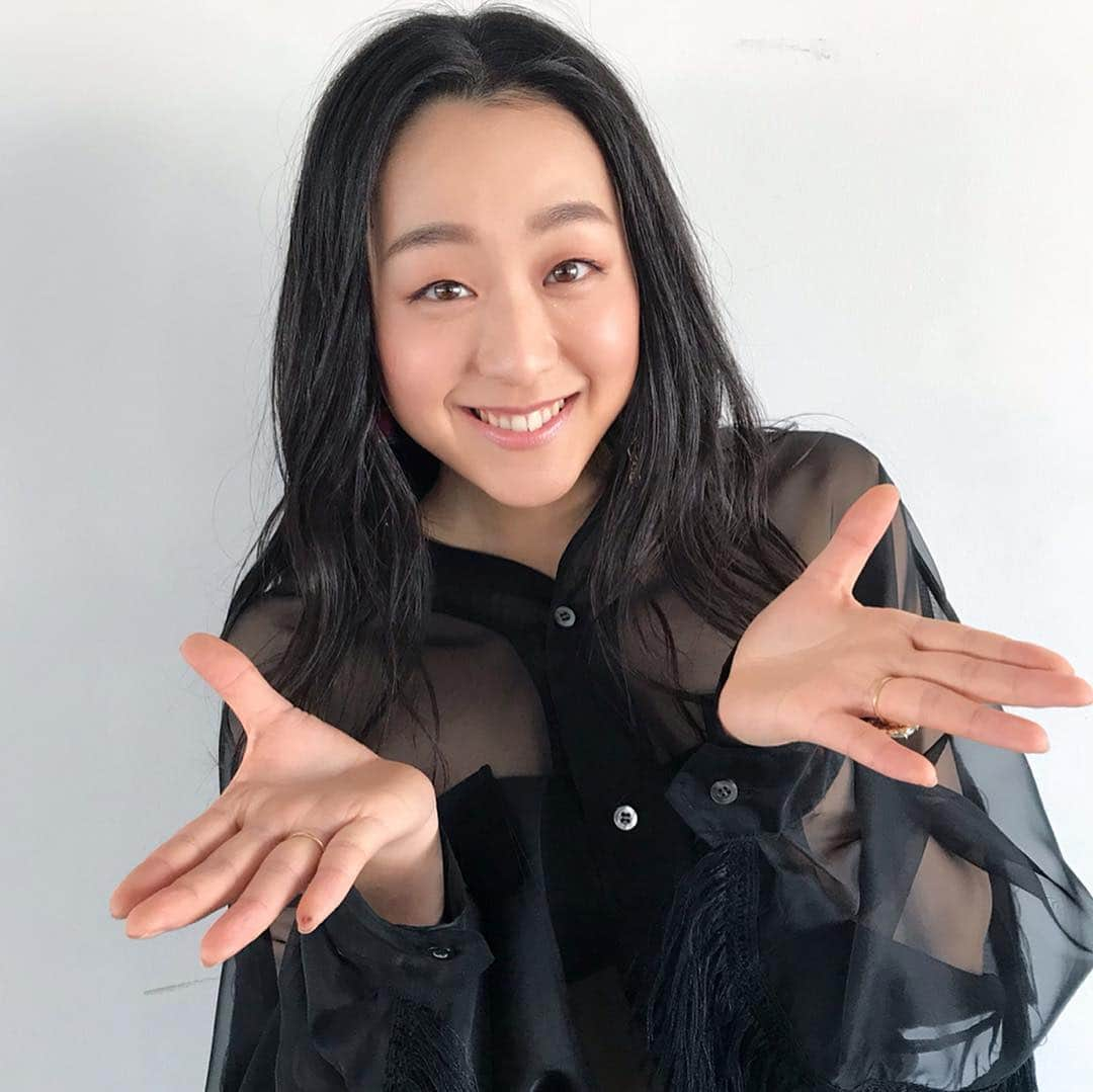 GINGERさんのインスタグラム写真 - (GINGERInstagram)「GINGER５月号で２度目の登場が実現した浅田真央さん✨ 前回から１年と少ししか経っていないのに、スタッフが驚くくらい大人っぽく、そして色っぽくなったような・・・💋💓 でも撮影合間に見せる笑顔や楽しいおしゃべり、旺盛な食欲(笑)、そして未来を切り拓くためのアグレッシブな姿勢は以前とまったく変わりません❗️ . 開催中の「浅田真央サンクスツアー」も頑張れー!!😁 #gingermagazine  #浅田真央 #オフショット #価値あるオンリーワン #GINGER5月号 #フィギュアスケート  #浅田真央サンクスツアー  #ginger #ジンジャー #gingerweb」3月27日 19時30分 - ginger_magazine