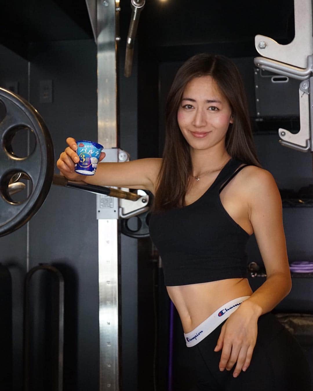 のインスタグラム：「My favorite yogurt contains 10g of protein🔥﻿﻿【タンパク質】意識はしているけど、なかなか理想の量のタンパク質が摂取できない。そんな相談をよく受けますが、意外と身近にあるものに沢山入っています☺️💪 ﻿ 朝や小腹が空いた時はもちろん、トレーニング後﻿ ３０分以内に私がよく食べている【濃厚ギリシャヨーグルトパルテノ】﻿﻿ ﻿ パルテノにはなんと、タンパク質が10グラムも入っているよ💪﻿ クリーミーで濃厚なだけではなく、しっかり筋肉とボディメイクの味方。﻿﻿ ﻿ パルテノのハチミツが付いているやつも大好きだし、朝食はグラノーラなどを﻿ ミックスしたりしながらしっかりタンパク質摂取しているよ🤩✨﻿﻿ ﻿  #パルテノ #Yogurt #Workout #タンパク質﻿﻿ #森永乳業 #PR」
