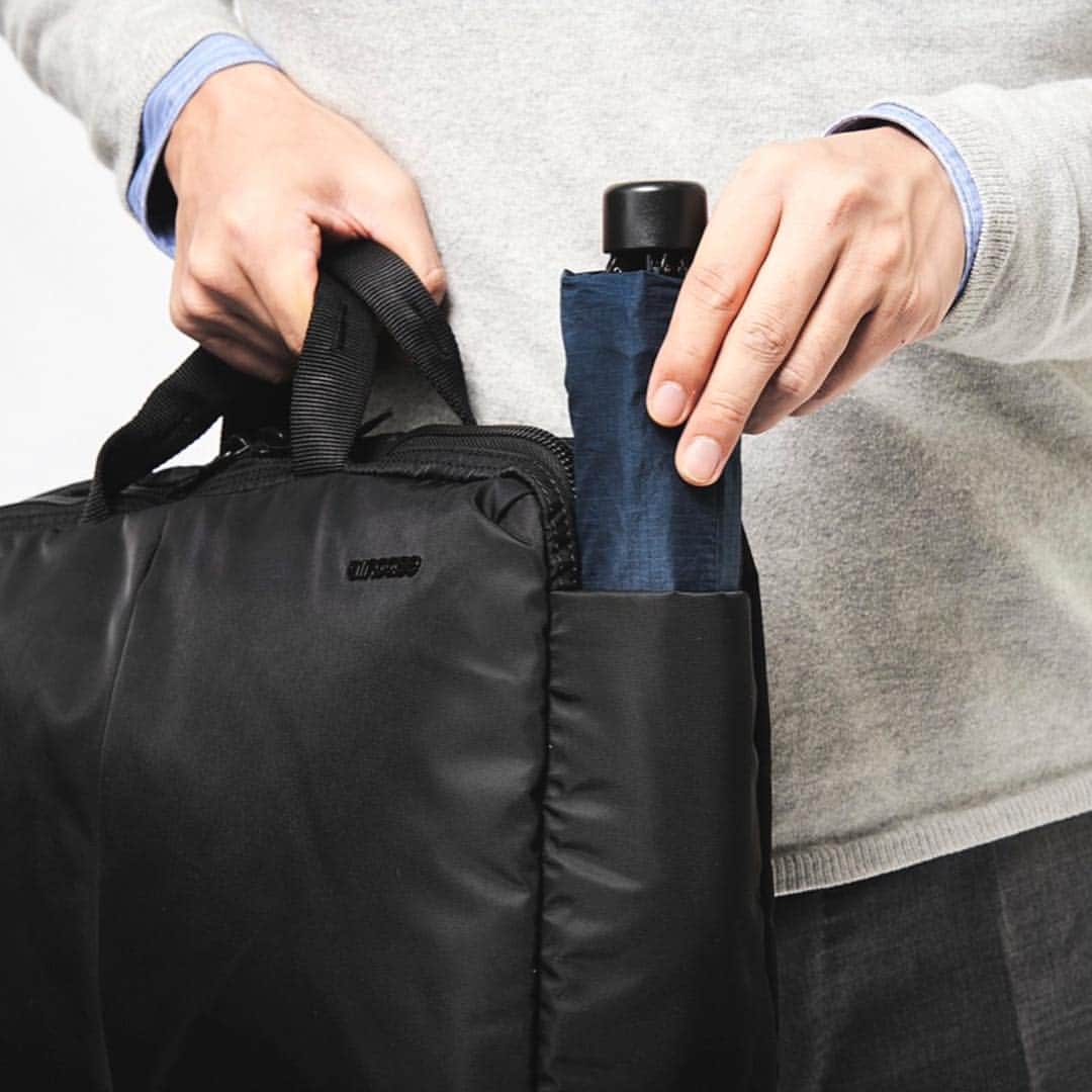 Incase Japanさんのインスタグラム写真 - (Incase JapanInstagram)「ㅤㅤㅤㅤㅤㅤㅤㅤㅤㅤㅤㅤㅤ Incase Itemㅤㅤㅤㅤㅤㅤㅤㅤㅤㅤㅤㅤㅤㅤㅤㅤㅤㅤㅤㅤㅤㅤㅤㅤㅤㅤ ㅤㅤㅤㅤㅤㅤㅤㅤㅤㅤㅤㅤㅤ  よく取り出すスマホや財布にアクセスしやすい正面ポケット。 サイドには傘も入ります。 ㅤㅤㅤㅤㅤㅤㅤㅤㅤㅤㅤㅤㅤ ㅤㅤㅤㅤㅤㅤㅤㅤㅤㅤㅤㅤㅤㅤㅤㅤㅤㅤ ㅤㅤㅤㅤㅤㅤㅤㅤㅤㅤㅤㅤㅤ ・12,960円（税込）以上購入で 「インケースオリジナルUSBメモリ（8GB）」をプレゼント ※在庫なくなり次第終了。ㅤㅤㅤㅤㅤㅤㅤㅤㅤㅤㅤㅤㅤㅤㅤㅤㅤㅤ ・送料無料キャンペーン実施中ㅤㅤㅤㅤ4月26日（12時）までㅤㅤㅤㅤㅤㅤㅤㅤㅤㅤㅤㅤㅤ ㅤㅤㅤㅤㅤㅤㅤㅤㅤㅤㅤㅤㅤ ㅤㅤㅤㅤㅤㅤㅤㅤㅤㅤㅤㅤㅤ ㅤㅤㅤㅤㅤㅤㅤㅤㅤㅤㅤㅤㅤ ㅤㅤㅤㅤㅤㅤㅤㅤㅤㅤㅤㅤㅤ  Kanso3-Way Convertible Brief  Color…Black .Olive  Price…28000円＋税. 👉http://www.incasejapan.com/?pid=135684370ㅤㅤㅤㅤㅤㅤㅤㅤㅤ ㅤㅤㅤㅤㅤㅤㅤㅤㅤㅤㅤㅤㅤ ㅤㅤㅤㅤㅤㅤㅤㅤㅤㅤㅤㅤㅤㅤㅤㅤㅤㅤㅤㅤㅤㅤㅤㅤㅤㅤ ㅤㅤㅤㅤㅤㅤㅤㅤㅤㅤㅤㅤㅤ ㅤㅤㅤㅤㅤㅤㅤㅤㅤㅤㅤㅤㅤ ㅤㅤㅤㅤㅤㅤㅤㅤㅤㅤㅤㅤㅤ #incase #goincase #incasejapan #appleauthorized #インケース #apple公認  #pcbag #pccase #businessbag #バッグ #pcバッグ#バックパック #ビジネスバッグ #ビジネスリュック #通勤バッグ #新色 #リュック#通勤スタイル#大人カジュアル#lifestyle#coordinate#ブリーフバッグ#出張バッグ#simple#cool#instagood#style#gooddesign#fashion#3wayバッグ」3月27日 19時34分 - incase_japan
