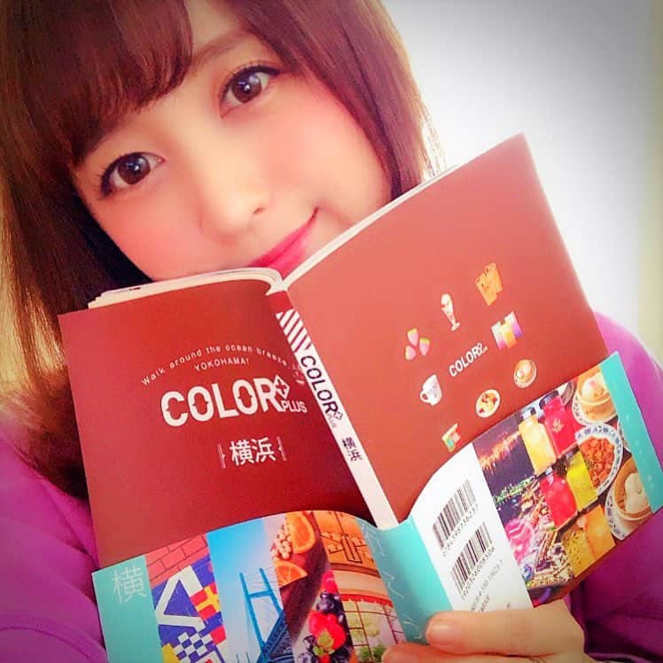 小松彩夏さんのインスタグラム写真 - (小松彩夏Instagram)「最近の趣味である旅の計画の際に愛用している新しい旅行ガイドブック「COLOR+（カラープラス）」﻿ ﻿ カラフルで見ているだけでワクワクしてしまいます♡﻿ ﻿ フォトジェニックな写真が撮れるスポットや、オススメのお店など、色々な情報が沢山載っているので参考になります...♪﻿ ﻿ 近いのになかなか最近行けていない横浜に近々行こうかなと計画中です...♡﻿ ﻿ たまに家でゆっくり過ごすこの時間もまた幸せ( •̤ᴗ•̤ )﻿ ﻿ 購入するとプレゼントが当たるキャンペーンを開催しているみたいなので詳しくは  @colorplus_official のプロフィールページからチェックしてみてくださいね♡﻿ ﻿ ﻿ #colorplus #カラープラス #ガイドブック #横浜 #PR #旅行 #旅 #travel  #YOKOHAMA #カフェ #フォトジェニック #インスタ映え #カフェ好き #カフェめぐり #次は #どこ行こう #春 #楽しみ」3月27日 19時36分 - official_ayaka_502