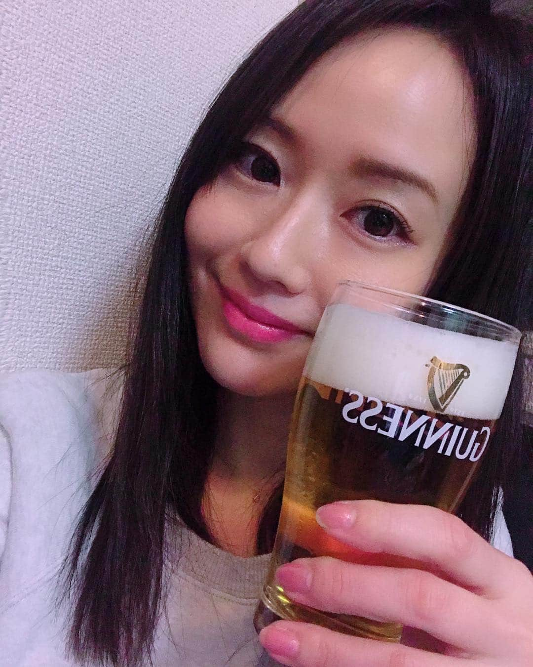 吉山りささんのインスタグラム写真 - (吉山りさInstagram)「仕事終わりに 珍しく飲みたくて コンビニでビア購入🍺ー(・∀・)ー🍺  ほんとは生ギネスが飲みたい🍻  #家飲み #家呑み #me #ビール #beer #cerveza #ギネスビール #hub #guinness #🍻 #chinchin #salud #cheers #salute #slainte #アラフォーママ #高校生ママ #酒 関係ないけど今日は #世界一眠い #sleepy #ひとりが好き 気を遣わないで済む笑 #田舎 の人が特に好き #温かい #東京 は素敵なところだけどわたしには似合わない🕺🏽#一人飲み女子  #instalike #mom」3月27日 19時38分 - oreorerisa