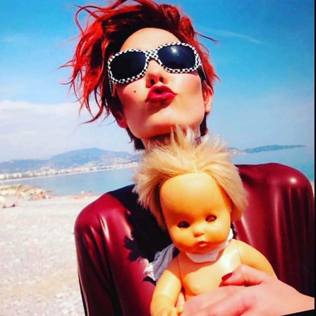 のインスタグラム：「Mother/ daughter: same haircut❤️ @hairbychristiaan @karliekloss @davidsimsofficial」