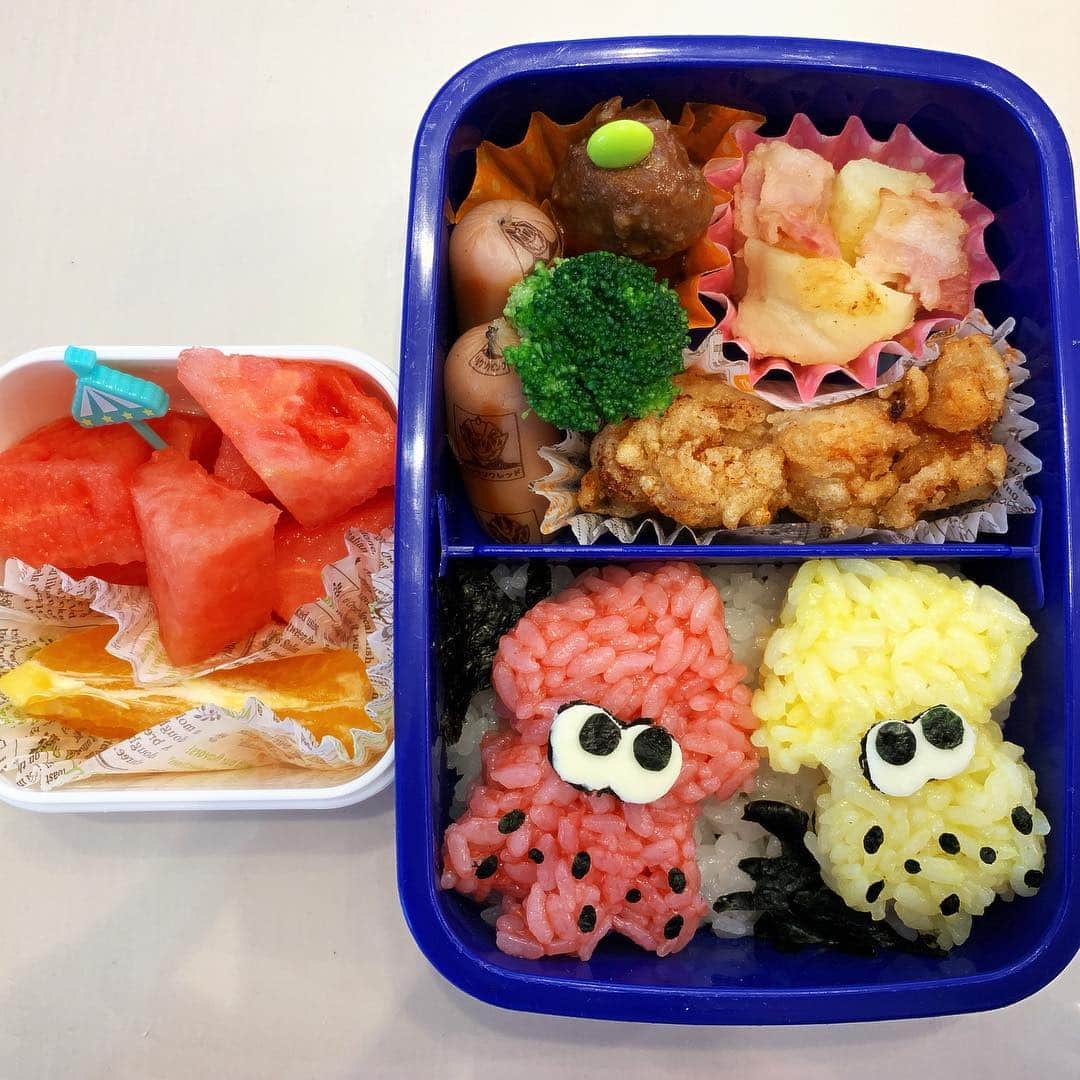町田亜里香さんのインスタグラム写真 - (町田亜里香Instagram)「今日は年少さん最後の 〜lunchboxday〜お弁当の日🍱 じゅきあリクエストで スプラトゥーン弁当🦑に✨ . . ちょっと間違えると ただの#卑猥 になるという感じで 難しすぎました。 じゅきのリクエストが毎回なかなか 難しいのである。笑 . . ＃キャラ弁 #スプラトゥーン  #スプラトゥーン弁当  #splatoon #いかさん #お弁当  #年少弁当 #年少さん  #息子 #お弁当記録 #お弁当の記録  #キャラ弁部 #年少最後のお弁当  #スプラトゥーンのイカ  #lunchbox #lunch」3月27日 19時45分 - ari_gram_111