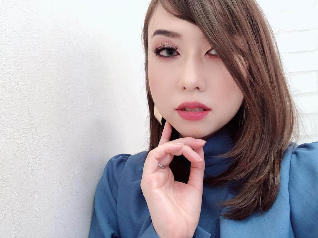 あいりさんのインスタグラム写真 - (あいりInstagram)「メイクってすごい💄💕 ・ YouTuberのマリリン(@yuuri_fukuse )にメイクをしてもらいました❤️ もう誰かわからないレベル😱✨ マリリンのメイク技術は本当にすごい‼️ ・ マリリンとのコラボ動画は先日YouTubeにアップしているので、 ぜひぜひご覧ください💕 終始笑っていて、とっても楽しいコラボ動画になりました🤗✨ またコラボしたいな❤️ ・ #youtube #youtuber #マリリン  #ハーフメイク #整形メイク #詐欺メイク #メイク #makeup #make #メイク動画 #コラボ #楽しかった」3月27日 19時48分 - airi_happy