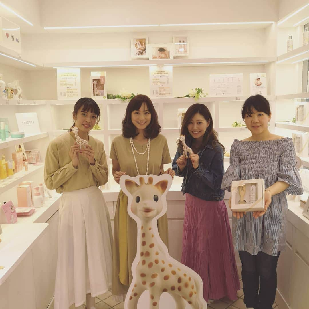 蛯原英里さんのインスタグラム写真 - (蛯原英里Instagram)「今日は、@cosmekitchen さんで 日本初上陸として取り扱い中の 「ソフィー　ラ　ジラフ」の発売イベントにてトークショーをさせていただきました✨  お客様ととても近い距離感で話をさせていただき楽しかったです  ご参加頂いた皆様、ありがとうございました💕  トークショーの後には 玉川高島屋@takashimaya_tamagawa 3階にある@cosmekitchen のお店へ  ソフィーラジラフで囲まれた空間は期間限定！ 可愛くて、素敵でしたよ～🦒 是非、お近くの方は足を運んでみてくださいね😀  #cosmekitchen#sophielagirafe #sophielagirafebaby #キリンのソフィー #トークショー #親子で参加#natural #organic #cosmetics #relax #skincare #item #baby #kids #family #日本初上陸」3月27日 19時59分 - eriebihara