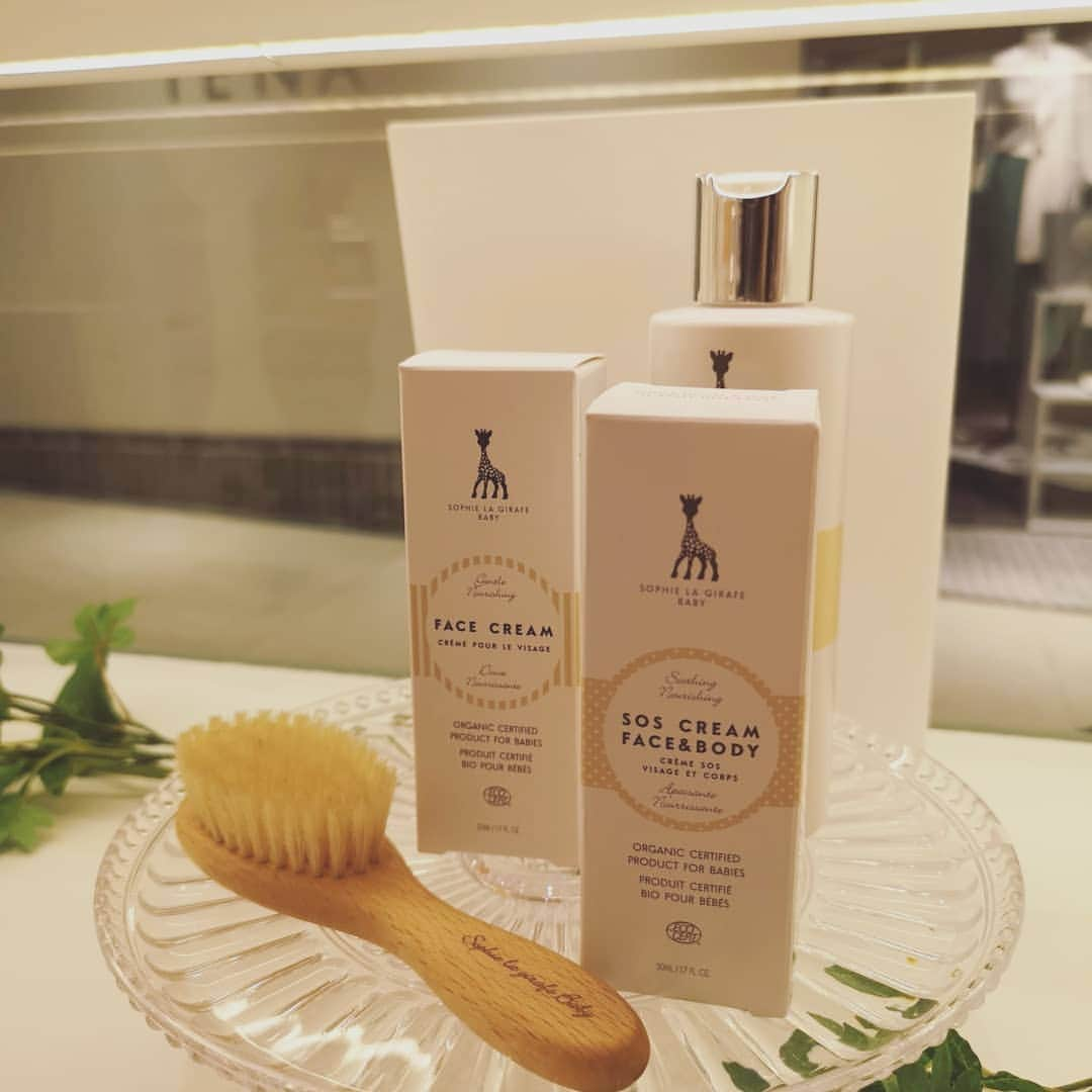 蛯原英里さんのインスタグラム写真 - (蛯原英里Instagram)「今日は、@cosmekitchen さんで 日本初上陸として取り扱い中の 「ソフィー　ラ　ジラフ」の発売イベントにてトークショーをさせていただきました✨  お客様ととても近い距離感で話をさせていただき楽しかったです  ご参加頂いた皆様、ありがとうございました💕  トークショーの後には 玉川高島屋@takashimaya_tamagawa 3階にある@cosmekitchen のお店へ  ソフィーラジラフで囲まれた空間は期間限定！ 可愛くて、素敵でしたよ～🦒 是非、お近くの方は足を運んでみてくださいね😀  #cosmekitchen#sophielagirafe #sophielagirafebaby #キリンのソフィー #トークショー #親子で参加#natural #organic #cosmetics #relax #skincare #item #baby #kids #family #日本初上陸」3月27日 19時59分 - eriebihara