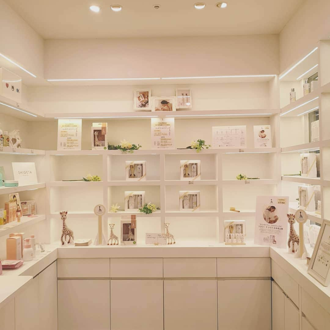 蛯原英里さんのインスタグラム写真 - (蛯原英里Instagram)「今日は、@cosmekitchen さんで 日本初上陸として取り扱い中の 「ソフィー　ラ　ジラフ」の発売イベントにてトークショーをさせていただきました✨  お客様ととても近い距離感で話をさせていただき楽しかったです  ご参加頂いた皆様、ありがとうございました💕  トークショーの後には 玉川高島屋@takashimaya_tamagawa 3階にある@cosmekitchen のお店へ  ソフィーラジラフで囲まれた空間は期間限定！ 可愛くて、素敵でしたよ～🦒 是非、お近くの方は足を運んでみてくださいね😀  #cosmekitchen#sophielagirafe #sophielagirafebaby #キリンのソフィー #トークショー #親子で参加#natural #organic #cosmetics #relax #skincare #item #baby #kids #family #日本初上陸」3月27日 19時59分 - eriebihara