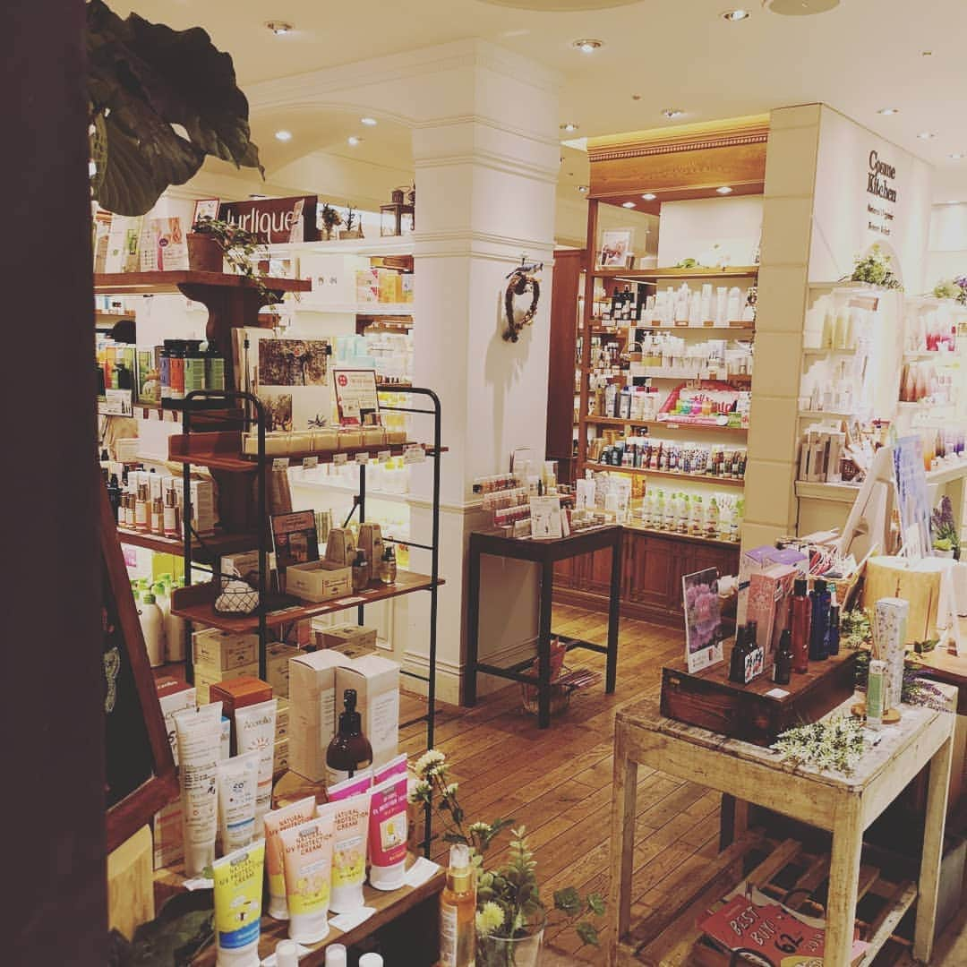 蛯原英里さんのインスタグラム写真 - (蛯原英里Instagram)「今日は、@cosmekitchen さんで 日本初上陸として取り扱い中の 「ソフィー　ラ　ジラフ」の発売イベントにてトークショーをさせていただきました✨  お客様ととても近い距離感で話をさせていただき楽しかったです  ご参加頂いた皆様、ありがとうございました💕  トークショーの後には 玉川高島屋@takashimaya_tamagawa 3階にある@cosmekitchen のお店へ  ソフィーラジラフで囲まれた空間は期間限定！ 可愛くて、素敵でしたよ～🦒 是非、お近くの方は足を運んでみてくださいね😀  #cosmekitchen#sophielagirafe #sophielagirafebaby #キリンのソフィー #トークショー #親子で参加#natural #organic #cosmetics #relax #skincare #item #baby #kids #family #日本初上陸」3月27日 19時59分 - eriebihara