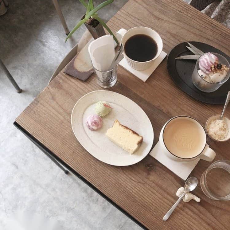 isutaさんのインスタグラム写真 - (isutaInstagram)「. シンプルな店内に、かわいい食器が魅力的な神戸・元町にあるカフェ「 toiro（@toiro_kobe）」。 . ロールケーキやテリーヌ、チーズケーキやチョコレートケーキなど、週替わりのスイーツが人気のお店です♩ . スイーツを頼むと、お好みのアイス2種類を添えて提供してくれるんです♡ . シンプルながらもかわいい見た目についきゅんとしちゃうこと間違いなしですよね！ _____ toiro open：12:00〜1900 close：火曜・日曜（不定休） access：神戸市中央区下山手通3-2-14 林ビル3F東 _____ photo by @__park.m @ymym_gram2 @__ko.82_ . #isuta #isutapic #isutacafe #イスタ #神戸カフェ #toiro」3月27日 19時51分 - isuta_jp