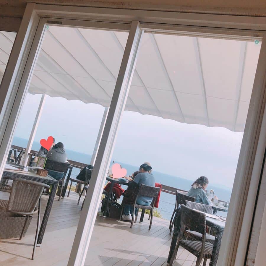 薄井美樹さんのインスタグラム写真 - (薄井美樹Instagram)「． ． 江ノ島の頂上にある 海の見えるレストラン🍽💓 ． 本当はテラスで食べたかったんだけど… 風も強くて寒いから断念💭💭 ． もう少し暖かくなったら また来たいなぁ～🌸🌸 次回はテラスで🎶 ． ． バーニャカウダ好き🥦🥕🥒 野菜大好き💓 ． 弟はピザでした🍕✨ ． ．」3月27日 19時54分 - mikiusui_211