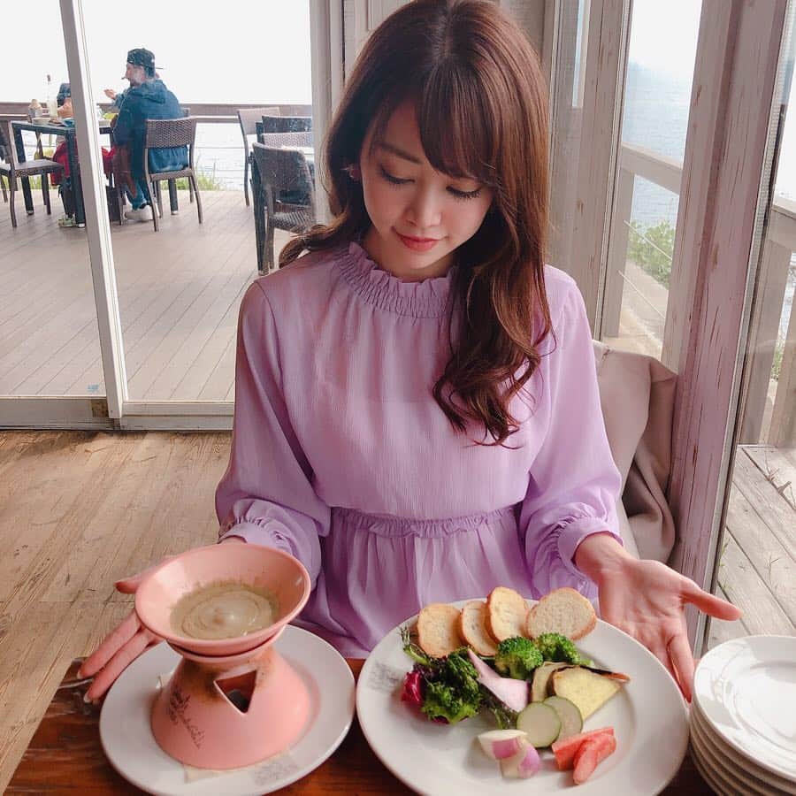 薄井美樹さんのインスタグラム写真 - (薄井美樹Instagram)「． ． 江ノ島の頂上にある 海の見えるレストラン🍽💓 ． 本当はテラスで食べたかったんだけど… 風も強くて寒いから断念💭💭 ． もう少し暖かくなったら また来たいなぁ～🌸🌸 次回はテラスで🎶 ． ． バーニャカウダ好き🥦🥕🥒 野菜大好き💓 ． 弟はピザでした🍕✨ ． ．」3月27日 19時54分 - mikiusui_211