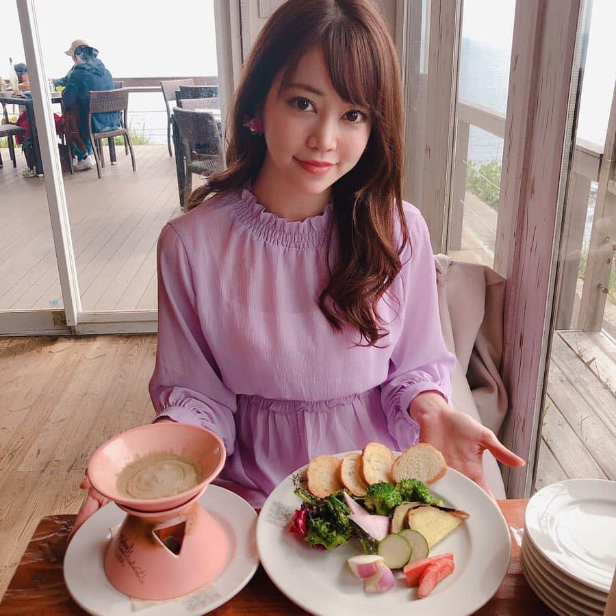 薄井美樹さんのインスタグラム写真 - (薄井美樹Instagram)「． ． 江ノ島の頂上にある 海の見えるレストラン🍽💓 ． 本当はテラスで食べたかったんだけど… 風も強くて寒いから断念💭💭 ． もう少し暖かくなったら また来たいなぁ～🌸🌸 次回はテラスで🎶 ． ． バーニャカウダ好き🥦🥕🥒 野菜大好き💓 ． 弟はピザでした🍕✨ ． ．」3月27日 19時54分 - mikiusui_211