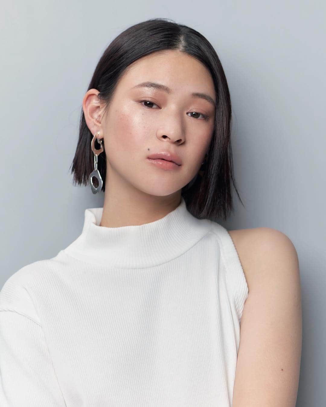 SPRiNGさんのインスタグラム写真 - (SPRiNGInstagram)「最新号の巻頭は#透け美肌チャレンジ！  ハイライトを上手に使って憧れの透け美肌をゲットしましょう✨  ワンショルダートップス¥15,000（J.C.M）  イヤリング¥19,000（バフ）  バングル¥17,000（レイ ビームス／ビームス ウィメン 渋谷）  photographs_HISASHI OGAWA（model）, MAYA KAJITA［STUDIO e7］（still） styling_TOMO KUSHIKAWA hair_TOMO TAMURA[Perle Management] make-up_MICHIRU[3rd]  model_ MIU  #SPRiNG5月号 ##SPRiNG#springmagazine#fashion透け美肌#コスメ#メイク#ハイライト#」3月27日 19時57分 - spring_tkj