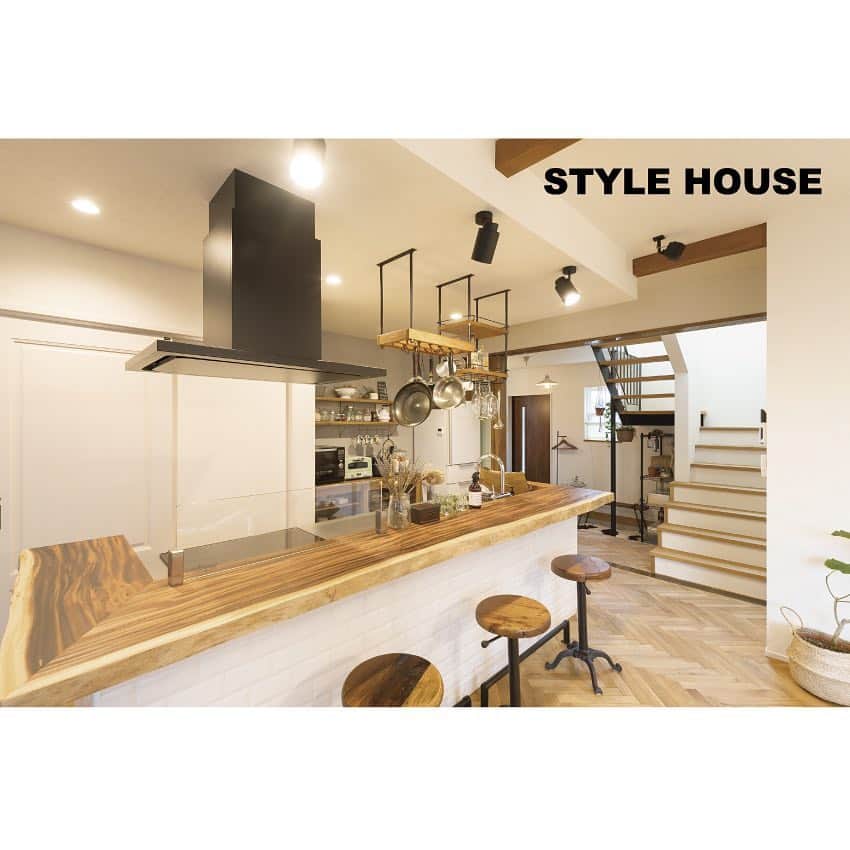 STYLE HOUSE 谷上工務店さんのインスタグラム写真 - (STYLE HOUSE 谷上工務店Instagram)「「ヘリンボーンの床や、こだわりの木やタイルを使ったアイランドキッチン。好きがたくさん詰まったリビングです。」 お施主様邸の施工写真です。その他の施工写真は、 @stylehouse_taniue  のURLからご覧いただけます。 . ぜひチェックしてみてくださいね♪ . . #stylehouse  #谷上工務店 #allagi #diy #アレジ #スタイルハウス #ナチュラルインテリア #インテリア大好き #夢のマイホーム #わが家に恋する #ライフスタイル #結婚 #ヘリンボーン床 #カフェ好き #カフェ風インテリア #大阪 #アイランドキッチン #大阪で家を建てる #大阪の注文住宅 #大阪建築 #スーモ #注文住宅 #大阪の家 #大阪注文住宅 #戸建て住宅 #戸建て注文住宅」3月27日 20時08分 - stylehouse_taniue