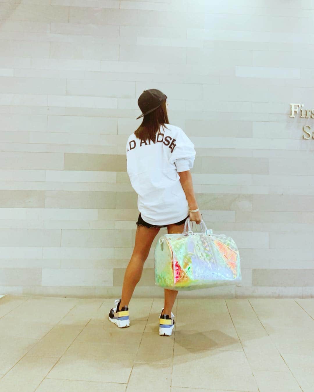 のインスタグラム：「行ってきまーす✈️🌈🌺 #springvacay #windandsea #louisvuitton #prism #keepall」