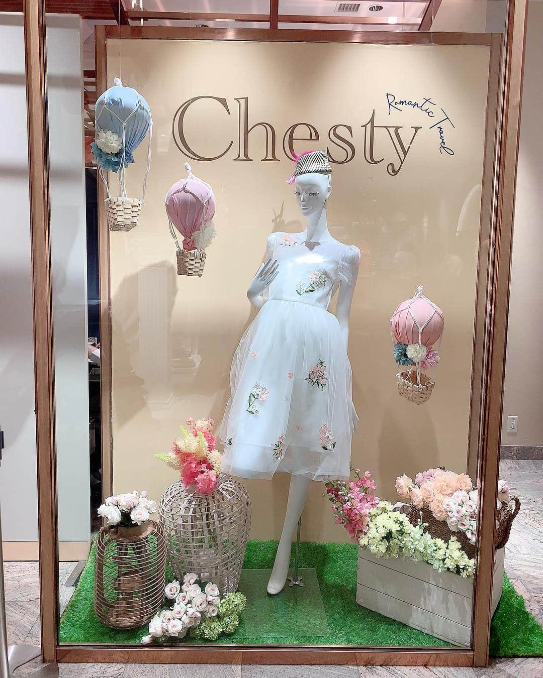 Miku Hirata 平田未来さんのインスタグラム写真 - (Miku Hirata 平田未来Instagram)「Chestyの期間限定ショップ「Chesty Romantic Travel」に行ってきました🌸 気になっていたワンピを試着できたり、大人気の #lesportsac (@lesportsac )とのコラボバッグも手に取れました👜❤️ * #新宿伊勢丹限定 のカラーアイテムもありました👗春の新作も勢ぞろい❣️ スタッフの方も、スター的なメンバーの方々がおられ、購買意欲が増してしまいそうでした👚💓💓💦 * 今回は、#passmarket という、Yahoo!と伊勢丹会員の登録をして取れる優先チケットで入りました🎫  番号が割り振られ、時間も決まっており、 受験番号みたいに必死に探しました笑 * Chestyがすごく人気なのがわかり、 また、時間ごとに人数制限をしてのお買い物は、会場の混乱を避けるには最適かと思いました🙇‍♀️ * * 子連れの方も多く、ベビーカーは折りたたみ、 抱っこ紐での参加でした✨ 試着室に並んでいたら、子供がちょうど寝てくれて助かりました☺️💓 (あと、インスタでチェスティ好きな方とお互いいいねをしていて、今日何人かお見かけできたのが、プチ発見と楽しかったことです☺️💓確証ができず、お声がけはできませんでしたが🙇‍♀️💦) * 4月2日火曜日まで、#新宿伊勢丹 にて開催❣️ 本館2階＝センタパーク/ザ・ステージ#2 * * 素敵なお洋服と一緒に春を迎えたのは、 #ロジェガレ (@roger_gallet_jp )の #エクストレドコロン です🌹香りが華やかで、深く、春にぴったりだと思いました✨🌷 可愛い花にぴったりのイメージです☺️💓 * パッケージが可愛く、春らしいピンクのギフトボックスにはリボンがついています🎀 贈り物でもらったらとても嬉しいですよね😆💓 * #テファンタジー は、異国情緒な雰囲気もあり、魅惑的な香りです🌹でも、癖はなく、シュッとひと吹きしたら、長い時間キープできます☺️💓 フレングランスは、この度ご縁があり、ロジェガレ様より頂きました✨🌷 * * 春もたくさんおしゃれしたいな💓 * * #春の新作 #エクストレドコロンテファンタジー #ロジェガレギフト #春の香り #お気に入り香水  #chesty #chesty_romantictravel #チェスティ #チェスティワンピース #チェスティコラボ #チェスティー  #レスポートサック #レスポ #ノリタケ #noritake #青い鳥 #期間限定ショップ #ママコーディネート #男の子ママコーデ  #ピンクコーディネート #いいね返し」3月27日 20時07分 - miku.hirata