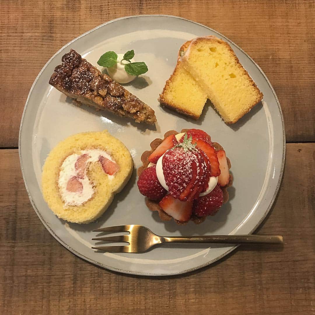 岡元優香さんのインスタグラム写真 - (岡元優香Instagram)「横浜の近くのカフェ☕️ #焼き菓子とお茶yoffe . このプレート たまらんかわいい🖤」3月27日 20時01分 - ___o3yuka._