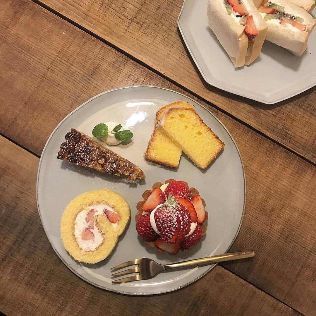 岡元優香さんのインスタグラム写真 - (岡元優香Instagram)「横浜の近くのカフェ☕️ #焼き菓子とお茶yoffe . このプレート たまらんかわいい🖤」3月27日 20時01分 - ___o3yuka._