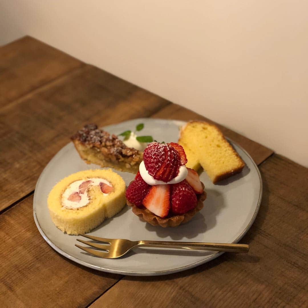 岡元優香さんのインスタグラム写真 - (岡元優香Instagram)「横浜の近くのカフェ☕️ #焼き菓子とお茶yoffe . このプレート たまらんかわいい🖤」3月27日 20時01分 - ___o3yuka._