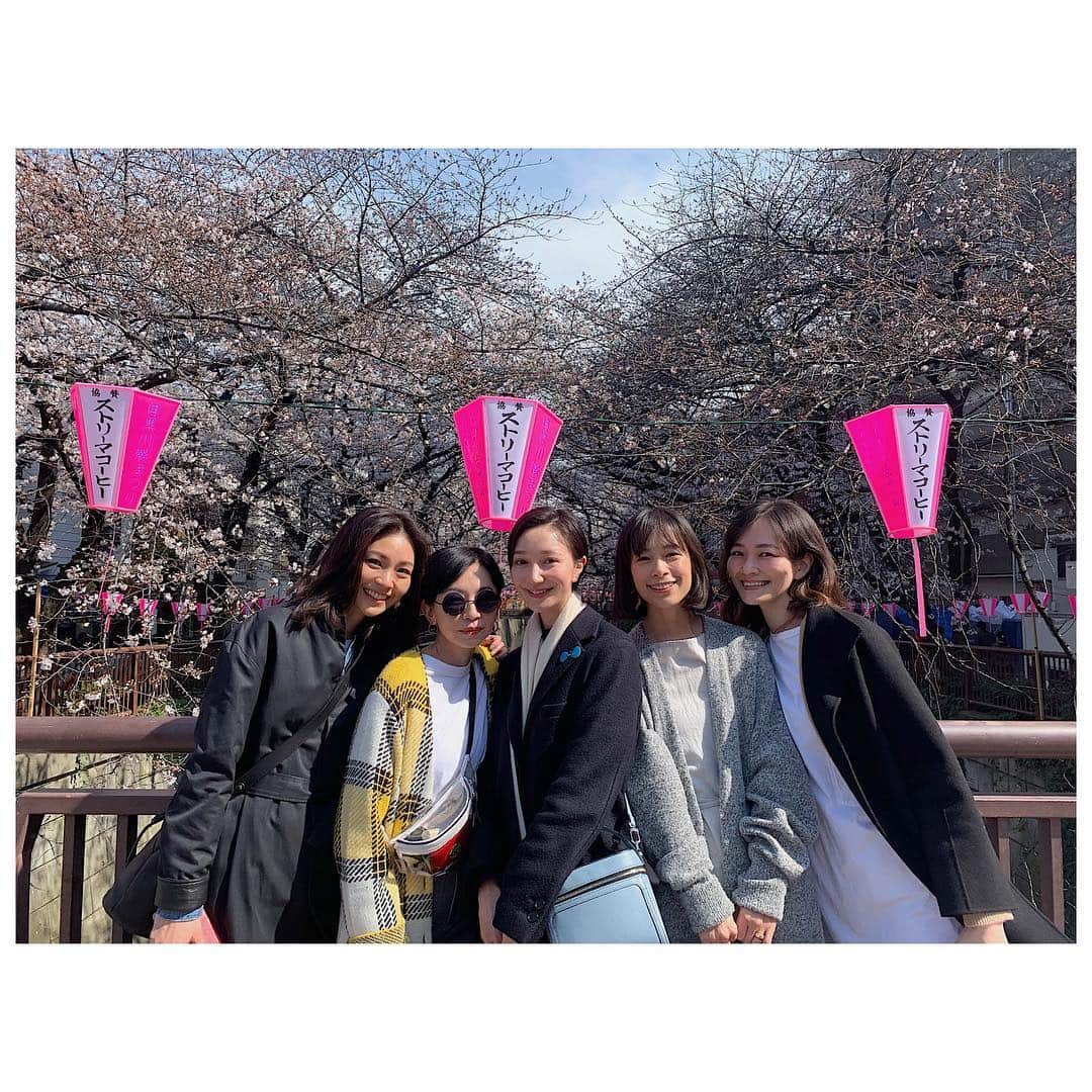 愛可さんのインスタグラム写真 - (愛可Instagram)「・ 今年も仲良しのみんなでお花見が出来ました！ ・ ・ 中目の目黒川沿のレストラン、『マザーエスタ』にて。 桜色のスパークリングで乾杯🌸 ・ ・ ゴボウのポタージュ、サーモンのカルパッチョ、バーニャカウダにメインのメカジキソテーも全ての食材が無農薬で安心な上に、とても美味しかった！ ・ ・ 相変わらずの面白い人揃いで、最高に楽しかった😂 3月10日生まれの、なおちゃんのお誕生日のお祝いも出来ましたよ。 なおちゃん、どんなときも一緒に大笑いしてくれてありがとう😊 いよいよ、春が来ましたね〜！ ・ ・ #マザーエスタ #目黒川 #お花見」3月27日 20時01分 - aikick