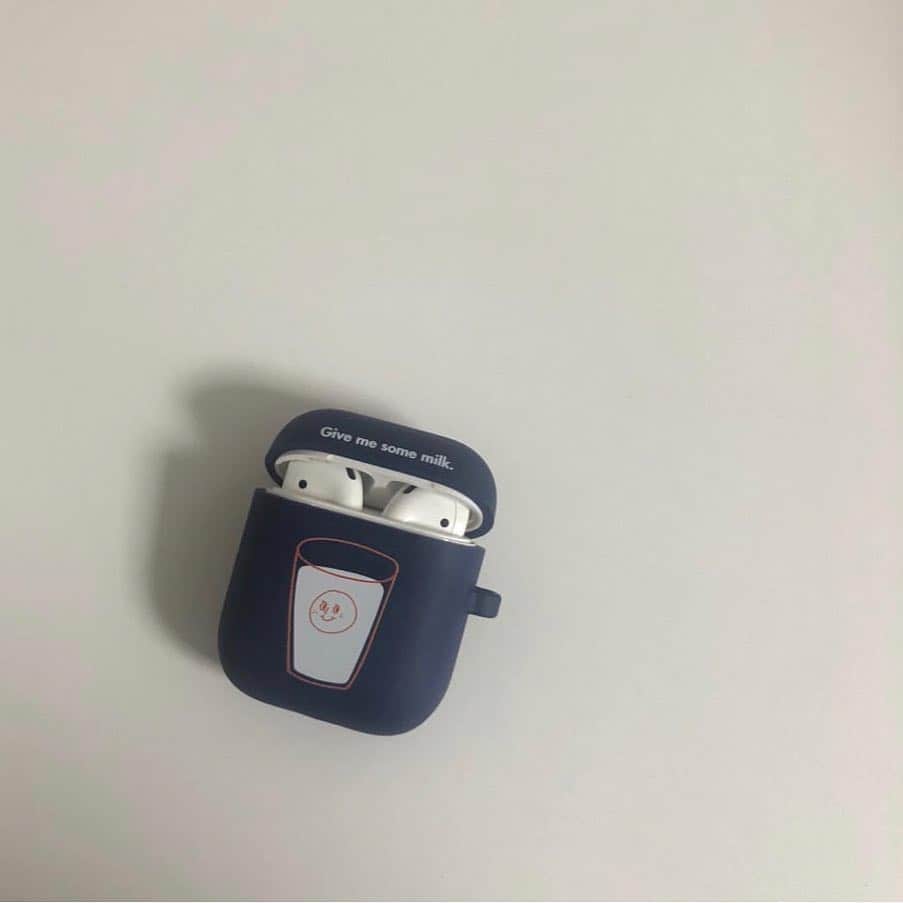 ハルハルさんのインスタグラム写真 - (ハルハルInstagram)「おもわずにっこりしちゃう！﻿ ゆる〜いニコちゃんマークがかわいい oh, lolly day! (O, LD!) が気になる❤︎﻿ ﻿ 안녕👋🏻ハルハル編集部のきょんです。﻿ ﻿ 今回ご紹介するのは、韓国の雑貨ショップ oh, lolly day! (O, LD!)🛒﻿ ﻿ ゆる〜いニコちゃんマーク、フルーツのイラストがなんとも言えないかわいさ🍋➿﻿ ﻿ シンプルなAirPodsケースからステショまで、アイテムがたくさんあって、見ているだけでも楽しいんですー！﻿ ﻿ 包装紙もかわいくって、商品が届くのが楽しみになりそう✨﻿ ﻿ oh, lolly day! (O, LD!) のアイテムは、公式アカウント(@ohlollyday )からチェックできます💛ぜひのぞいてみてください☺️﻿ ﻿ ﻿ ﻿ ﻿ -------------------------------------------﻿﻿﻿﻿﻿﻿﻿﻿ ﻿ 今回の可愛いお写真は、﻿ 以下の方からお借りしています♡﻿ ﻿ Thanks for…﻿﻿﻿﻿ ﻿ @nayn_a 님﻿ @myster_lee 님﻿ @hannawab 님﻿ @hey_daily__ 님﻿ @do._.none 님 ﻿﻿﻿ @megumilk312 ﻿님 ﻿ ﻿ ﻿ #ハルスタ やハルハルをタグ付けしていただくと、﻿ ハルハルの記事やInstagramに投稿させていただく場合がございます💐 ﻿ ﻿﻿﻿﻿﻿﻿﻿﻿ #하루스타 #하루하루 를 태그 하시면﻿ 하루하루의 기사와 인스타그램에서 사용할 가능성이 있습니다💐﻿ -------------------------------------------﻿﻿﻿﻿﻿﻿﻿﻿ ﻿ ﻿ ﻿ ﻿ #오롤리데이#ohlollyday#airpods #airpodscase#korea#韓国好きな人と繋がりたい#韓国情報#渡韓#韓国旅行#韓国女子#🇰🇷」3月27日 20時01分 - haruharu_furyu