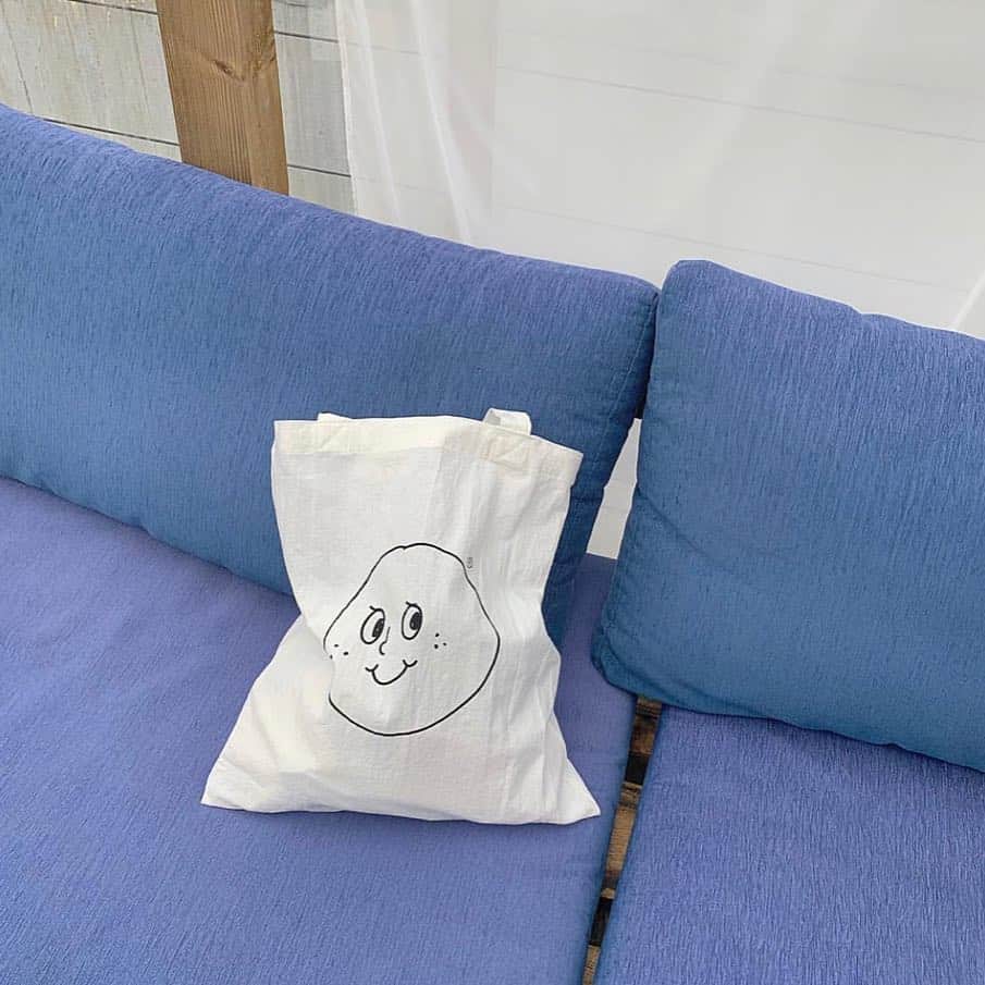 ハルハルさんのインスタグラム写真 - (ハルハルInstagram)「おもわずにっこりしちゃう！﻿ ゆる〜いニコちゃんマークがかわいい oh, lolly day! (O, LD!) が気になる❤︎﻿ ﻿ 안녕👋🏻ハルハル編集部のきょんです。﻿ ﻿ 今回ご紹介するのは、韓国の雑貨ショップ oh, lolly day! (O, LD!)🛒﻿ ﻿ ゆる〜いニコちゃんマーク、フルーツのイラストがなんとも言えないかわいさ🍋➿﻿ ﻿ シンプルなAirPodsケースからステショまで、アイテムがたくさんあって、見ているだけでも楽しいんですー！﻿ ﻿ 包装紙もかわいくって、商品が届くのが楽しみになりそう✨﻿ ﻿ oh, lolly day! (O, LD!) のアイテムは、公式アカウント(@ohlollyday )からチェックできます💛ぜひのぞいてみてください☺️﻿ ﻿ ﻿ ﻿ ﻿ -------------------------------------------﻿﻿﻿﻿﻿﻿﻿﻿ ﻿ 今回の可愛いお写真は、﻿ 以下の方からお借りしています♡﻿ ﻿ Thanks for…﻿﻿﻿﻿ ﻿ @nayn_a 님﻿ @myster_lee 님﻿ @hannawab 님﻿ @hey_daily__ 님﻿ @do._.none 님 ﻿﻿﻿ @megumilk312 ﻿님 ﻿ ﻿ ﻿ #ハルスタ やハルハルをタグ付けしていただくと、﻿ ハルハルの記事やInstagramに投稿させていただく場合がございます💐 ﻿ ﻿﻿﻿﻿﻿﻿﻿﻿ #하루스타 #하루하루 를 태그 하시면﻿ 하루하루의 기사와 인스타그램에서 사용할 가능성이 있습니다💐﻿ -------------------------------------------﻿﻿﻿﻿﻿﻿﻿﻿ ﻿ ﻿ ﻿ ﻿ #오롤리데이#ohlollyday#airpods #airpodscase#korea#韓国好きな人と繋がりたい#韓国情報#渡韓#韓国旅行#韓国女子#🇰🇷」3月27日 20時01分 - haruharu_furyu