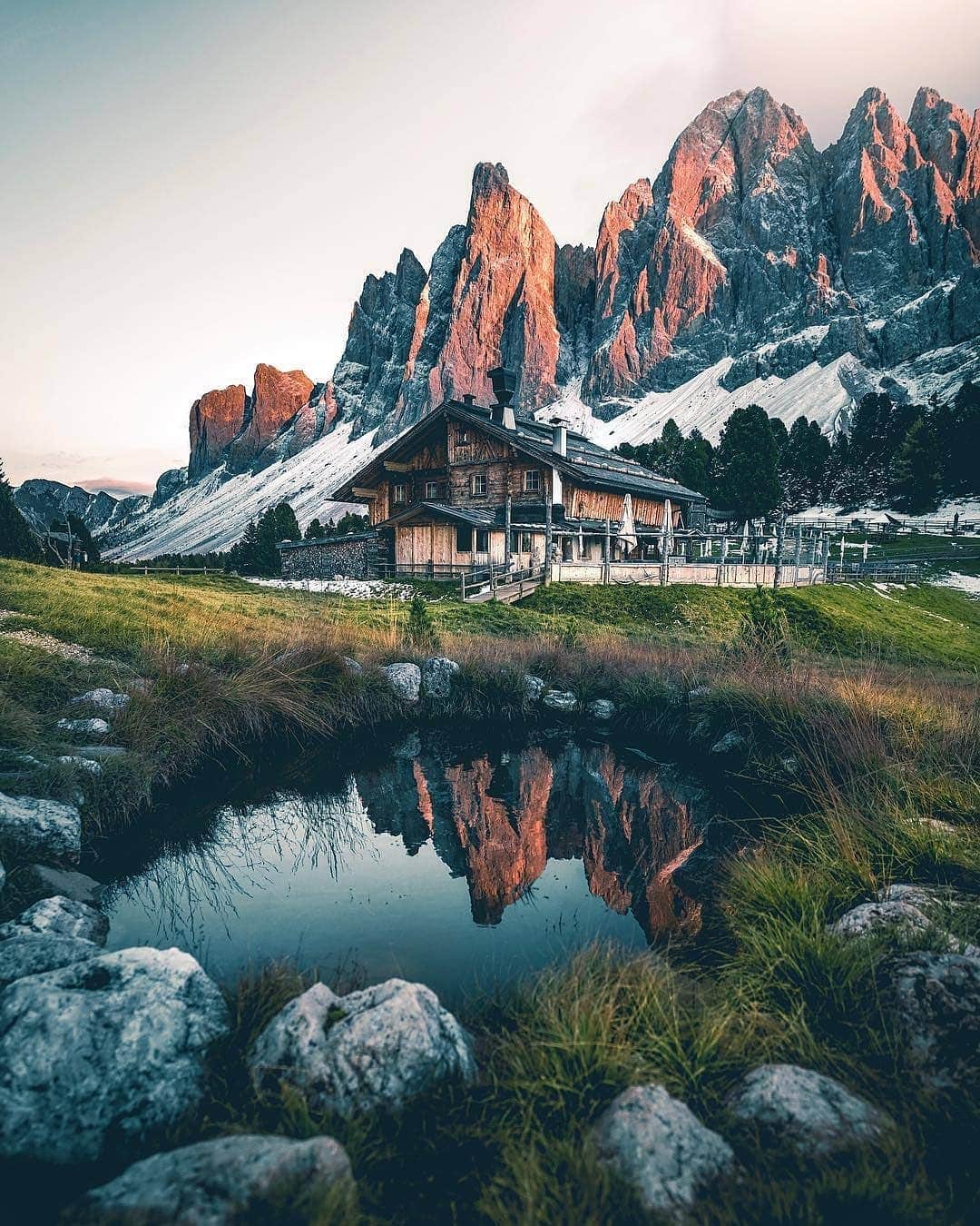 Discover Earthさんのインスタグラム写真 - (Discover EarthInstagram)「Situated in Italy's South Tyrol province, Seiser Alm with its breathtaking views over the peaks of the Dolomites and 300 days of sun is the largest high-altitude Alpine meadow in Europe ! 🏔🇮🇹 Who would you want to discover this place with ? Tag them ! — 📍#DiscoverItaly — 📸 Photo by @skeye_photo ​」3月27日 20時03分 - discoverearth