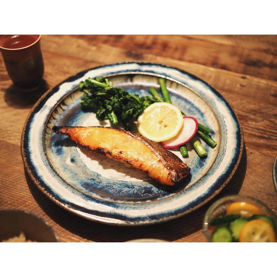 高山都さんのインスタグラム写真 - (高山都Instagram)「8km夕方の公園をひとり花見RUN。 そのまま、ささっと作ったわりに、栄養バランスの良い献立になった。 鮭の西京焼き  春野菜のオーブン焼き くずし豆腐と生春菊と海苔のサラダ しらすわさびオイルがけ @kana_tkym からの静岡土産 ありがとう♡ ピンクのは赤カブをすりおろしたもの。彩アップ。 鯖味噌(缶詰の残り)とトマトと大葉の和え物 きゅうりと金柑の酢の物 白菜の味噌汁  #江頭さんの玄米 メインのお皿は数年前に購入した #久保田由貴 さんのもの。 ひとめぼれしたものは、何年経ってもずっと大切に使っています。 #みやれゴハン #おうちごはん #献立 #魚の日 #晩ごはん #うつわ好き #佐々木康弘 #竹村良訓」3月27日 20時03分 - miyare38